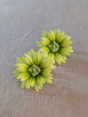 Vintage Retro Original 1960's Flower Enamel    Clip-on Earrings